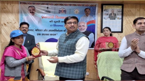 पीएम विश्वकर्मा योजना से पाएं 15 हजार से 3 लाख रुपये तक का लाभ